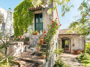 Organic Holidays - B&B La Casa di Pippinitto, via Pennisi 44, 95010 Santa Venerina [CT]. 