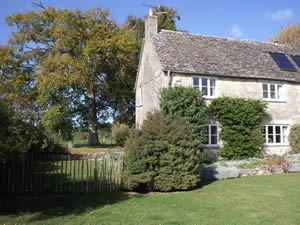 Organic Holidays - Lower Wiggold Cottage, Abbey Home Farm, Cirencester. GL7 5HF