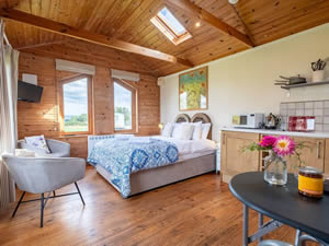 Organic Holidays - Middlewick Cabin Studio, Middlewick Farm, Wick Lane, Glastonbury. BA6 8JW