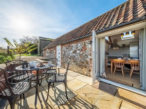 Organic Holidays - The Old Bunkhouse, Courtyard Farm, Ringstead, Hunstanton. PE36 5LQ